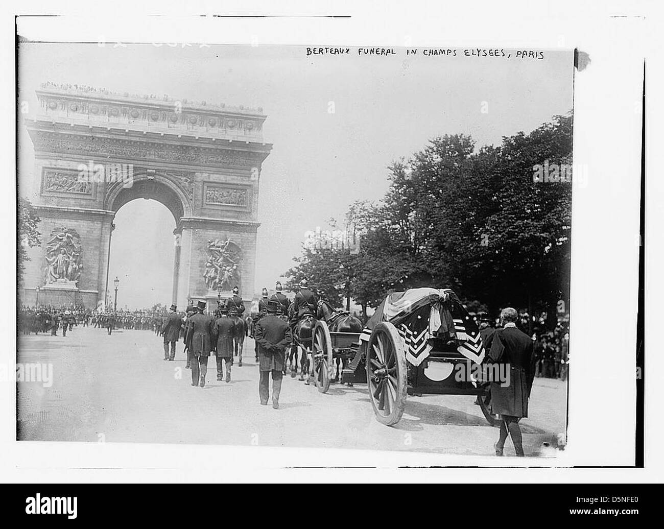 Le cortège funèbre de Maurice Berteaux, ministre de la Guerre, passant par les champs-Élysées à Paris le 26 mai 1911, avec deuil et honneurs militaires. Banque D'Images Le cortège funèbre de Maurice Berteaux, ministre de la Guerre, passant par les champs-Élysées à Paris le 26 mai 1911, avec deuil et honneurs militaires. Banque D'Images