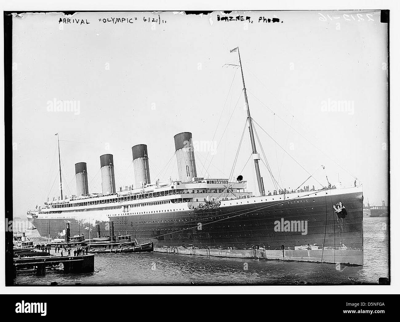 Le RMS Olympic, un paquebot de classe olympique construit par Harland & Wolff, est montré sur cette photographie de 1911 à son arrivée. L'image souligne l'importance du navire en tant que navire jumeau du Titanic. Banque D'Images