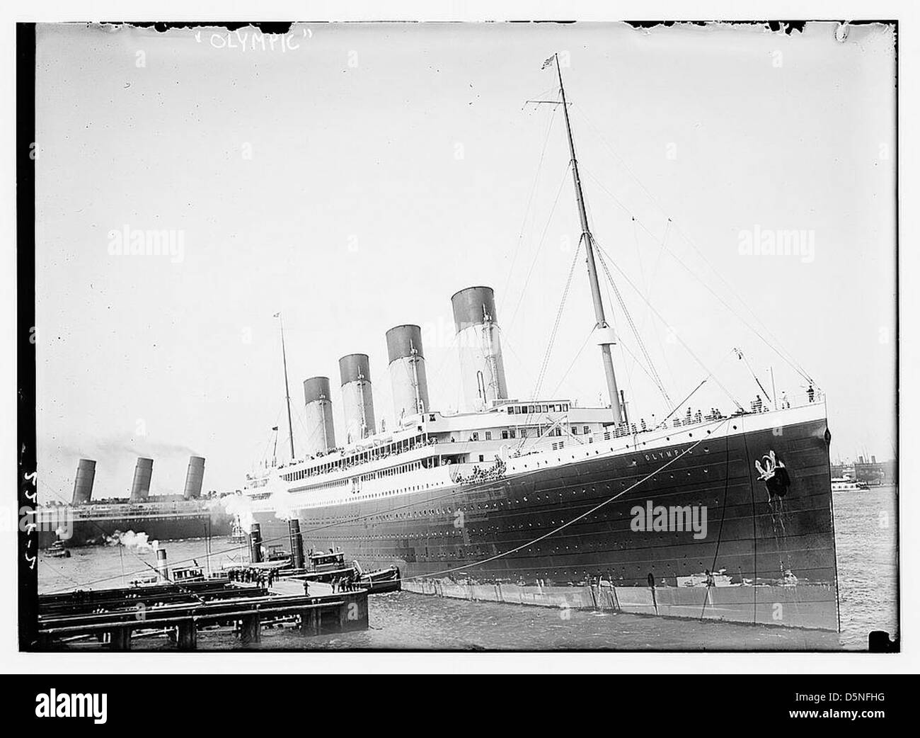 Cette image montre le RMS Olympic, construit par Harland & Wolff, à un moment clé de son histoire en 1911. Le navire de classe olympique, qui fait partie de la White Star Line, est montré dans le port de New York. Banque D'Images