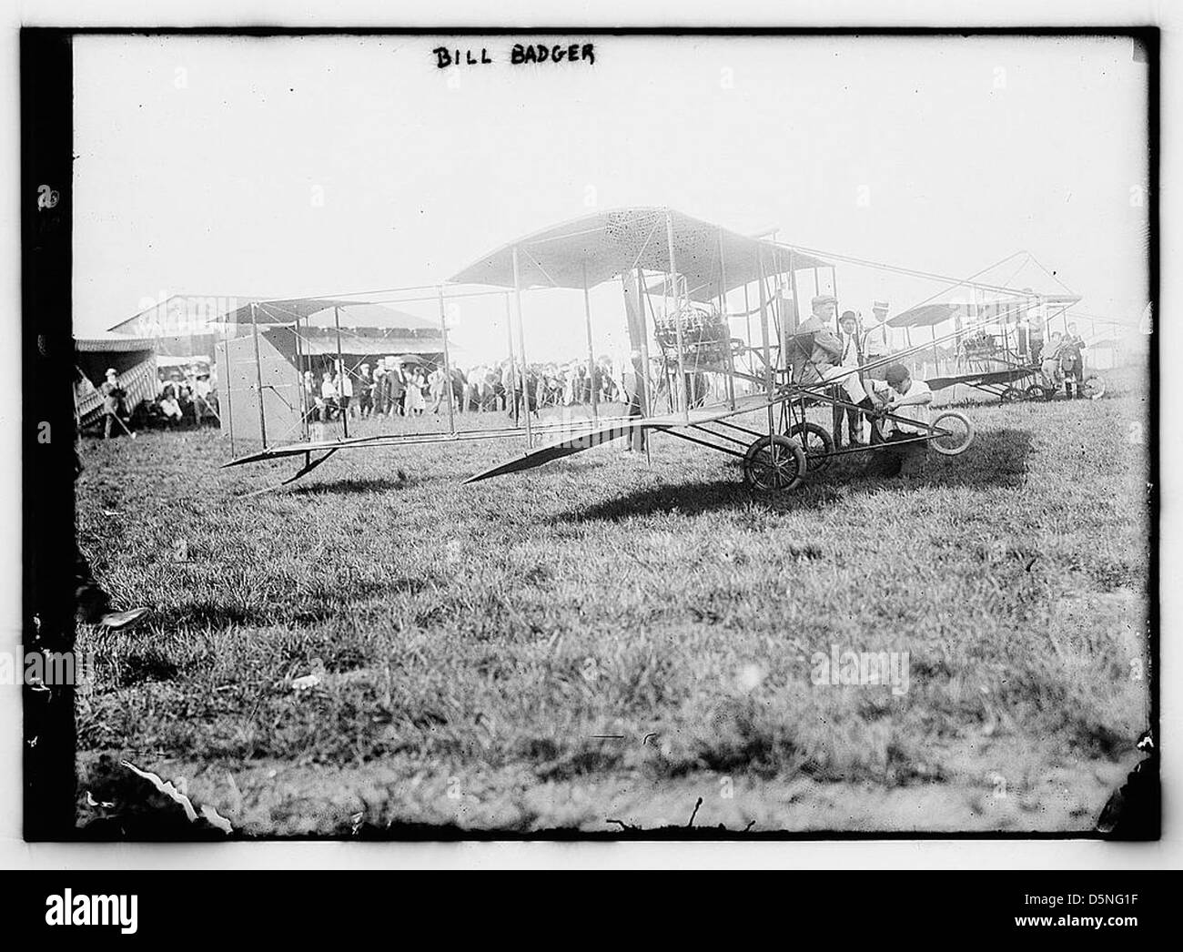 Cette photographie montre Bill Badger, un aviateur, posant avec son biplan Baldwin, le 'Red Devil', sur un terrain d'aviation de Hempstead Plains, long Island, au début des années 1910 Banque D'Images