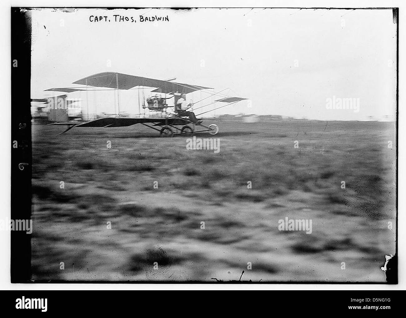 Une photographie du capitaine Thomas Baldwin, un pionnier de l'aviation, debout à côté de son avion Red Devil. Baldwin a été une figure précoce dans le développement du vol et de l'aéronautique au début du XXe siècle. Banque D'Images