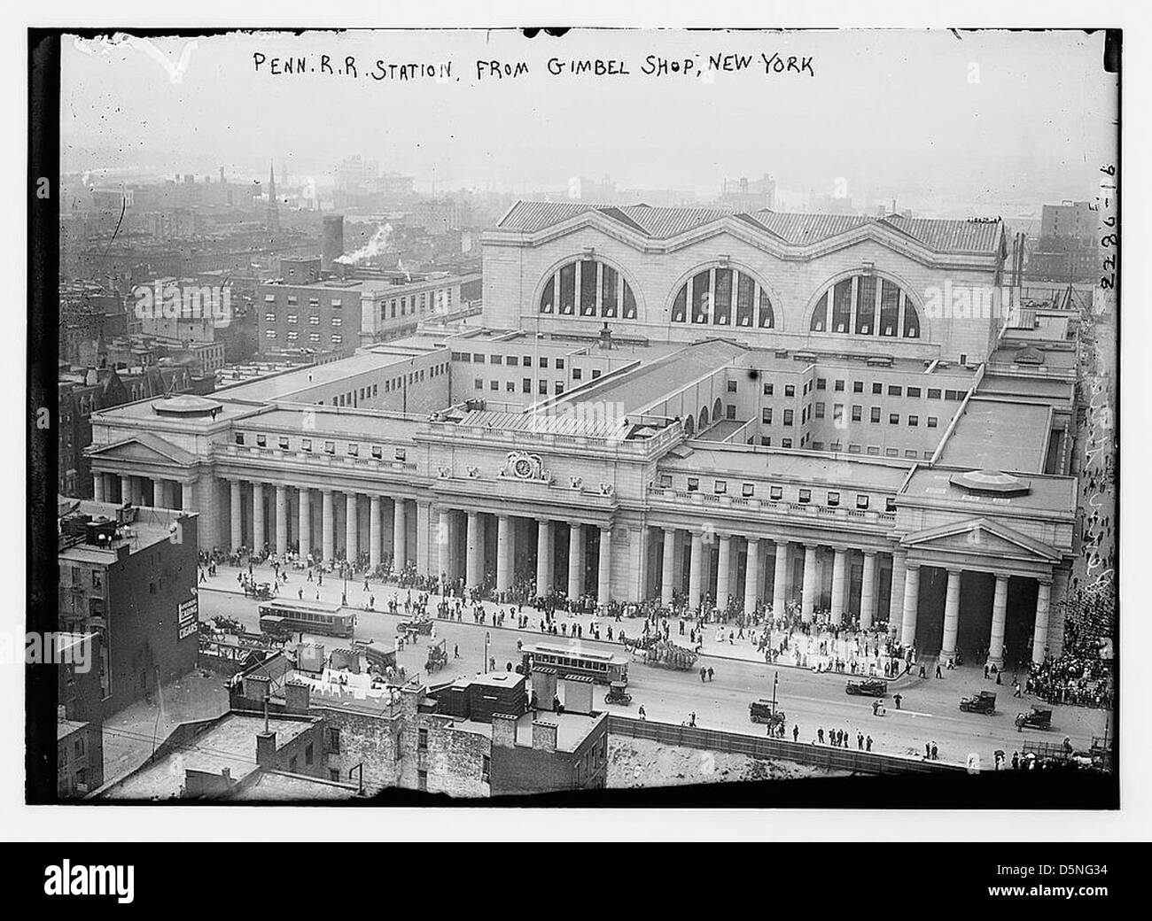 Cette photographie aérienne capture la Pennsylvania Railroad Station à New York dans les années 1910, mettant en valeur la conception architecturale et le cadre urbain. Banque D'Images