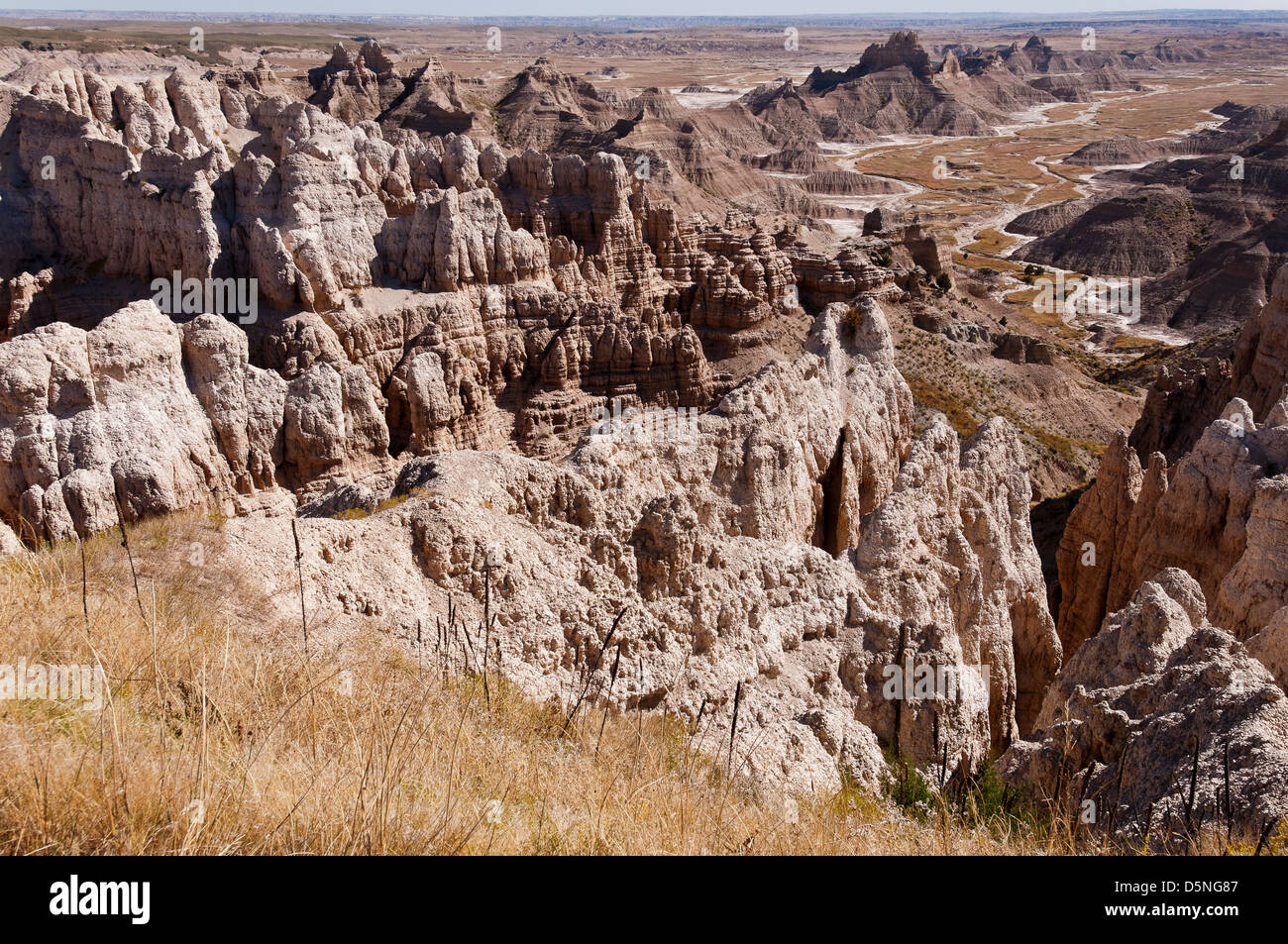 Route de montagne le long de formations les moutons, fief d'unité, Badlands National Park (Dakota du Sud). Banque D'Images