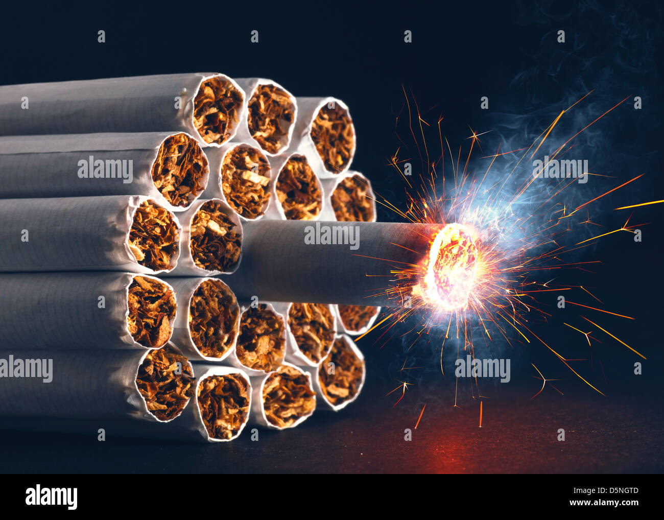 Un paquet de cigarettes sous forme de dynamite prête à exploser. Banque D'Images