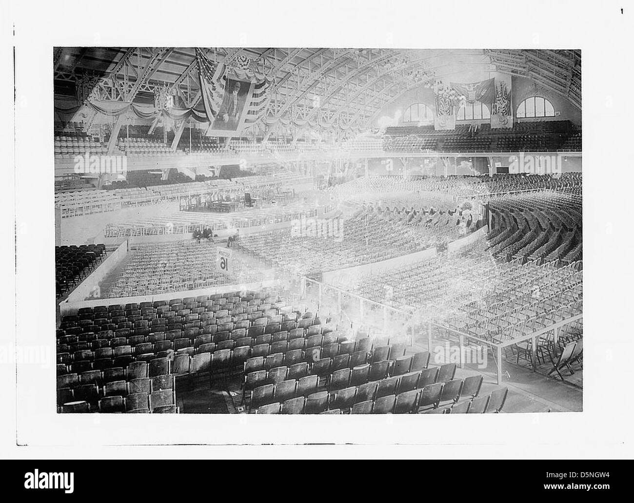 Cette photographie montre l'intérieur du Chicago Coliseum dans les années 1910, offrant un aperçu des événements architecturaux et sociaux qui ont eu lieu dans le lieu à cette époque. Banque D'Images