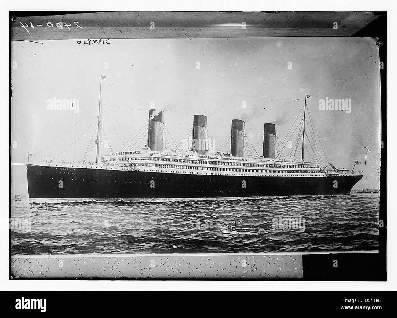Le RMS Olympic, un paquebot construit par Harland & Wolff et exploité par White Star Line, est représenté dans une photographie des années 1910. L'image capture ce navire de classe olympique, qui faisait partie du célèbre trio aux côtés du Titanic, mettant en valeur le luxe et l'ingénierie du voyage en mer du début du XXe siècle. Banque D'Images