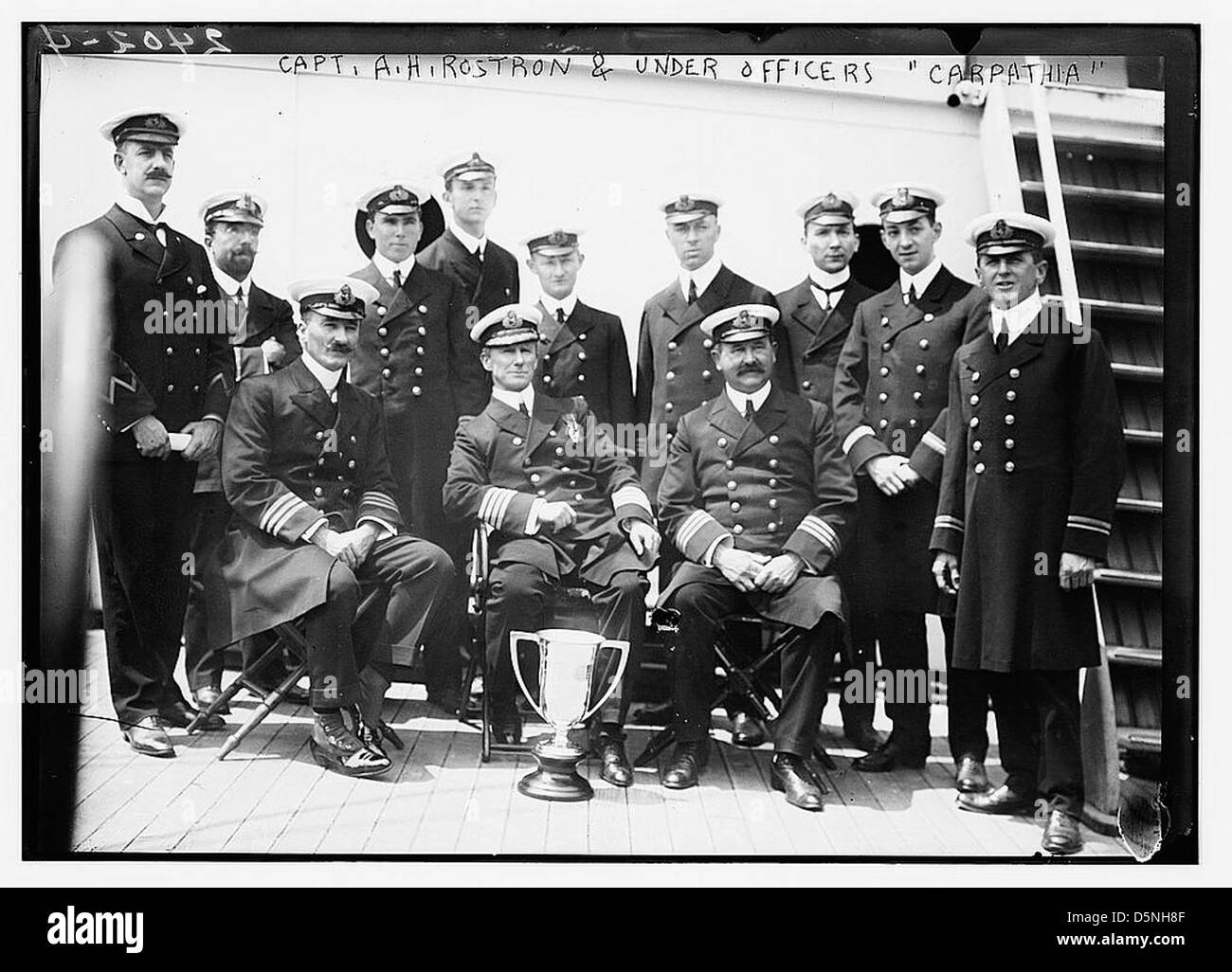 Cette photo en noir et blanc montre le capitaine Rostron et ses officiers du RMS Carpathia, un navire célèbre pour avoir secouru les survivants du Titanic en 1912. Banque D'Images