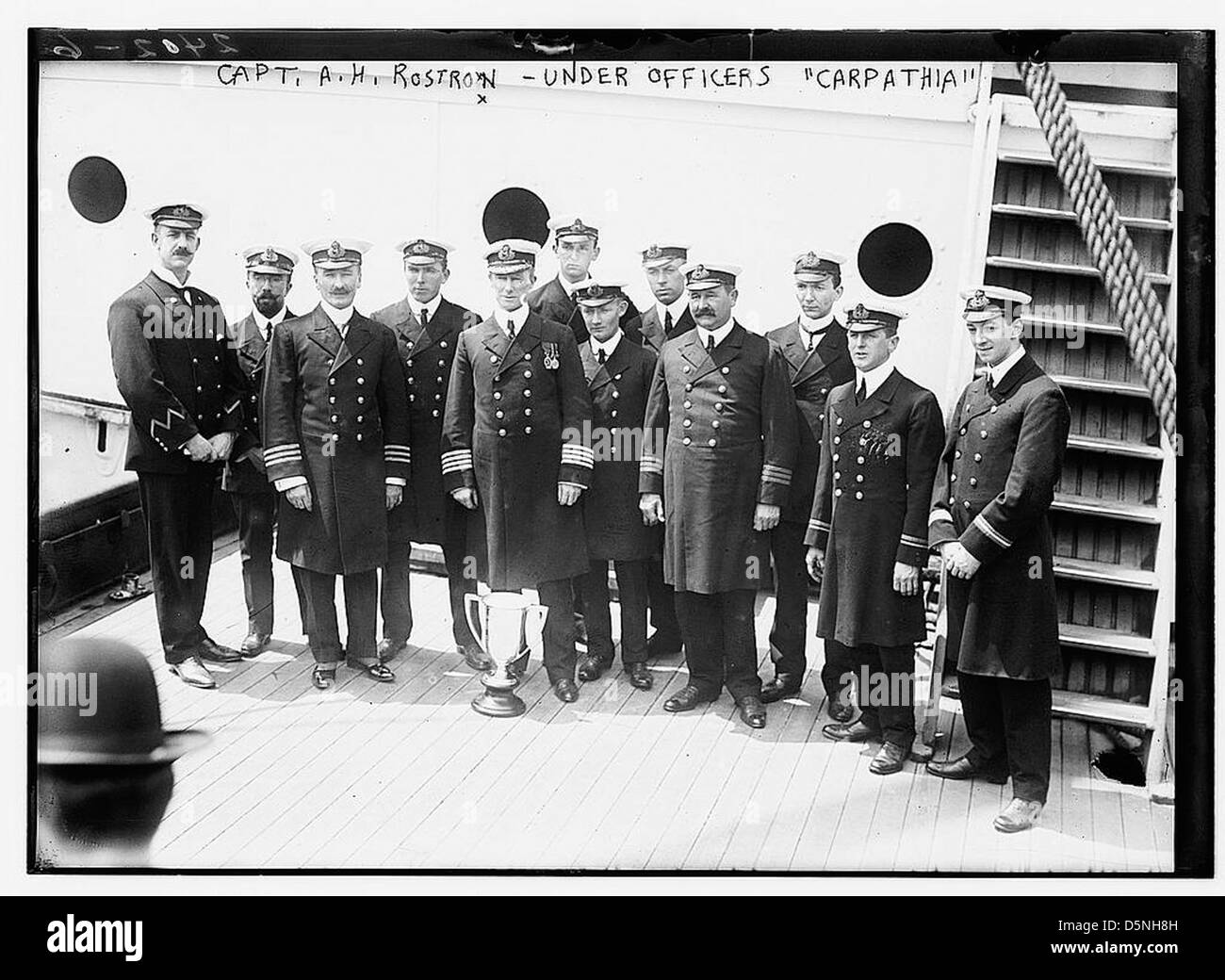 Le capitaine Rostron et les officiers du RMS Carpathia, le paquebot célèbre pour avoir sauvé les survivants du Titanic. Cette photographie, extraite de la Bibliothèque du Congrès, montre l'équipage dans leurs uniformes de marine pendant les années 1910 Banque D'Images