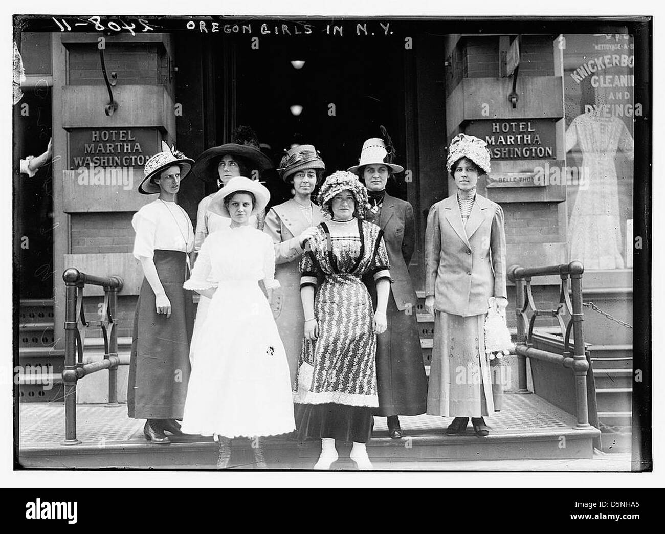 Cette photographie montre des filles de l'Oregon à New York dans les années 1910, peut-être impliquées dans la mode ou des activités sociales. Il met en valeur la mode et le style de vie du début du XXe siècle dans un environnement urbain animé. Banque D'Images