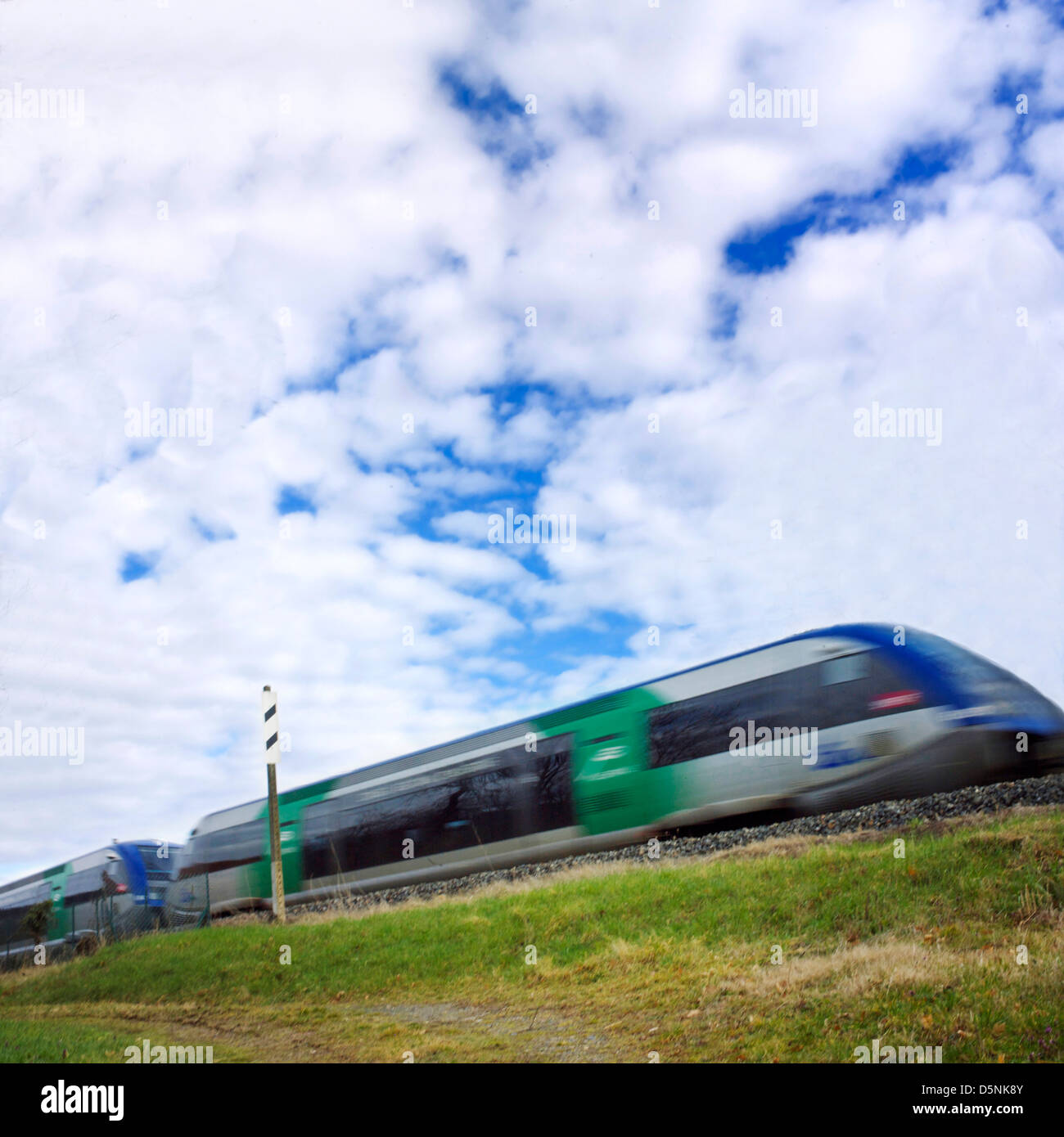 Train à pleine vitesse dans la campagne. Puy de Dôme. L'Auvergne. La France. Banque D'Images