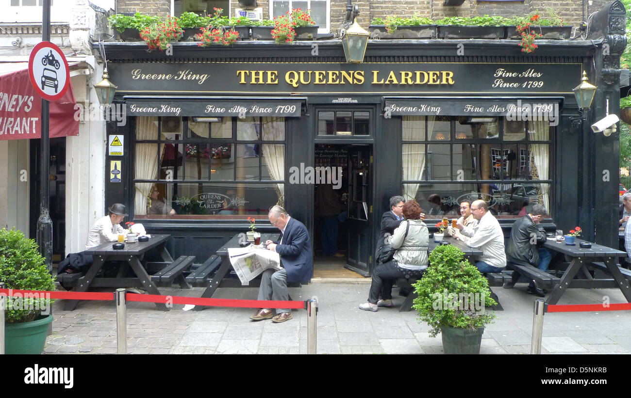 La Queens Larder pub dans Cosmo place près de Russell Square, Londres, Royaume-Uni. Banque D'Images