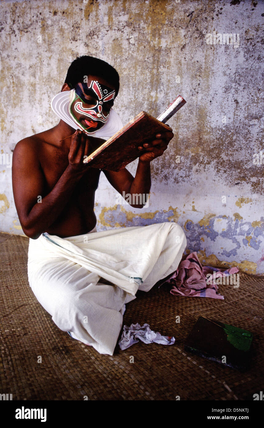 Le processus de faire danse Kathakali traditionnel au centre Kathakali Kerala performance populairement connu comme l'école des arts traditionnels dans la ville de Kochi également connu sous le nom de Cochin dans l'état du Kerala Inde du Sud Banque D'Images