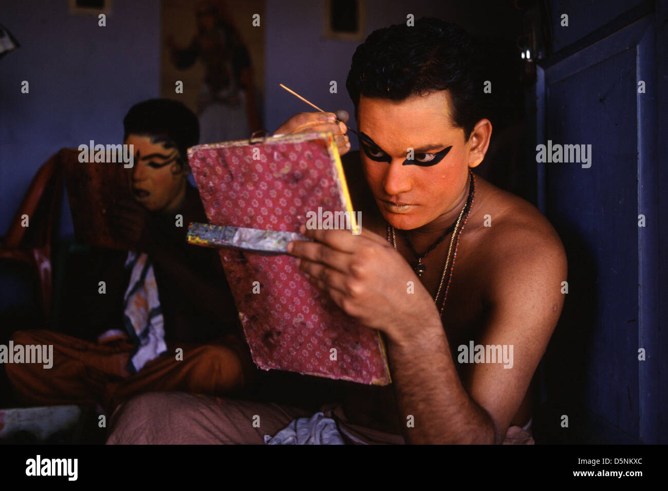 Le processus de faire danse Kathakali traditionnel au centre Kathakali Kerala performance populairement connu comme l'école des arts traditionnels dans la ville de Kochi également connu sous le nom de Cochin dans l'état du Kerala Inde du Sud Banque D'Images