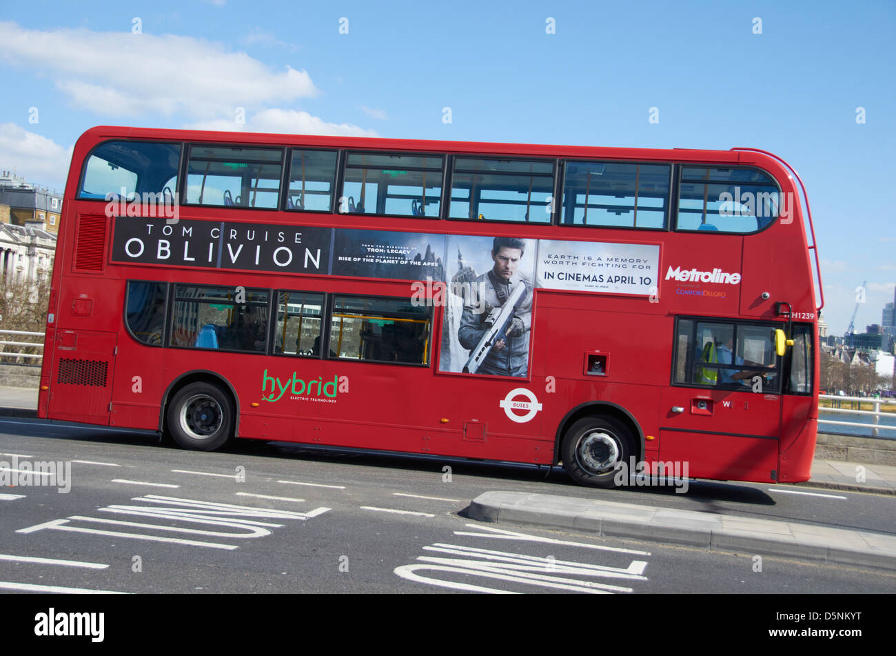 London bus sur Waterloo Bridge à Londres Banque D'Images