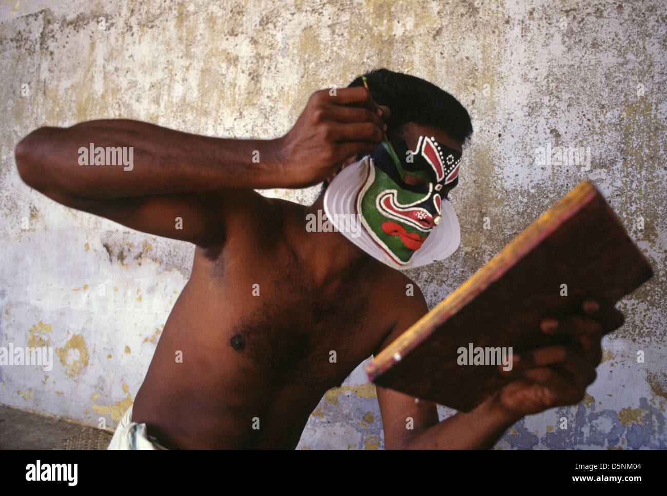 Le processus de faire danse Kathakali traditionnel au centre Kathakali Kerala performance populairement connu comme l'école des arts traditionnels dans la ville de Kochi également connu sous le nom de Cochin dans l'état du Kerala Inde du Sud Banque D'Images