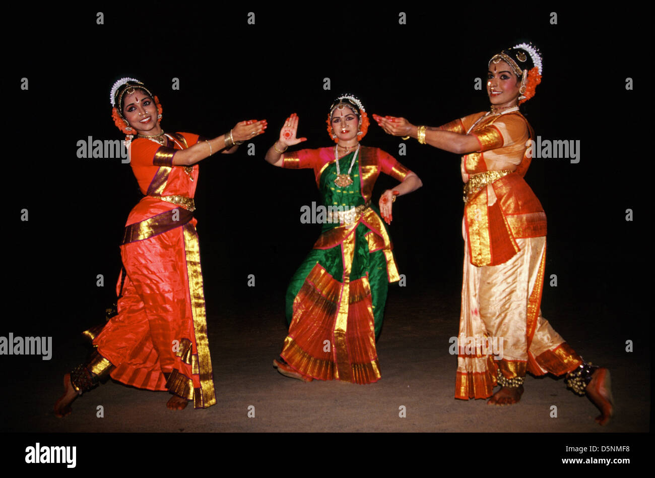 Danseurs indiens traditionnels en confection Mudras les gestes de la main comme symboles de bharatanatyam ou Bharathanatiyam danse classique. Tamil Nadu Inde du Sud Banque D'Images