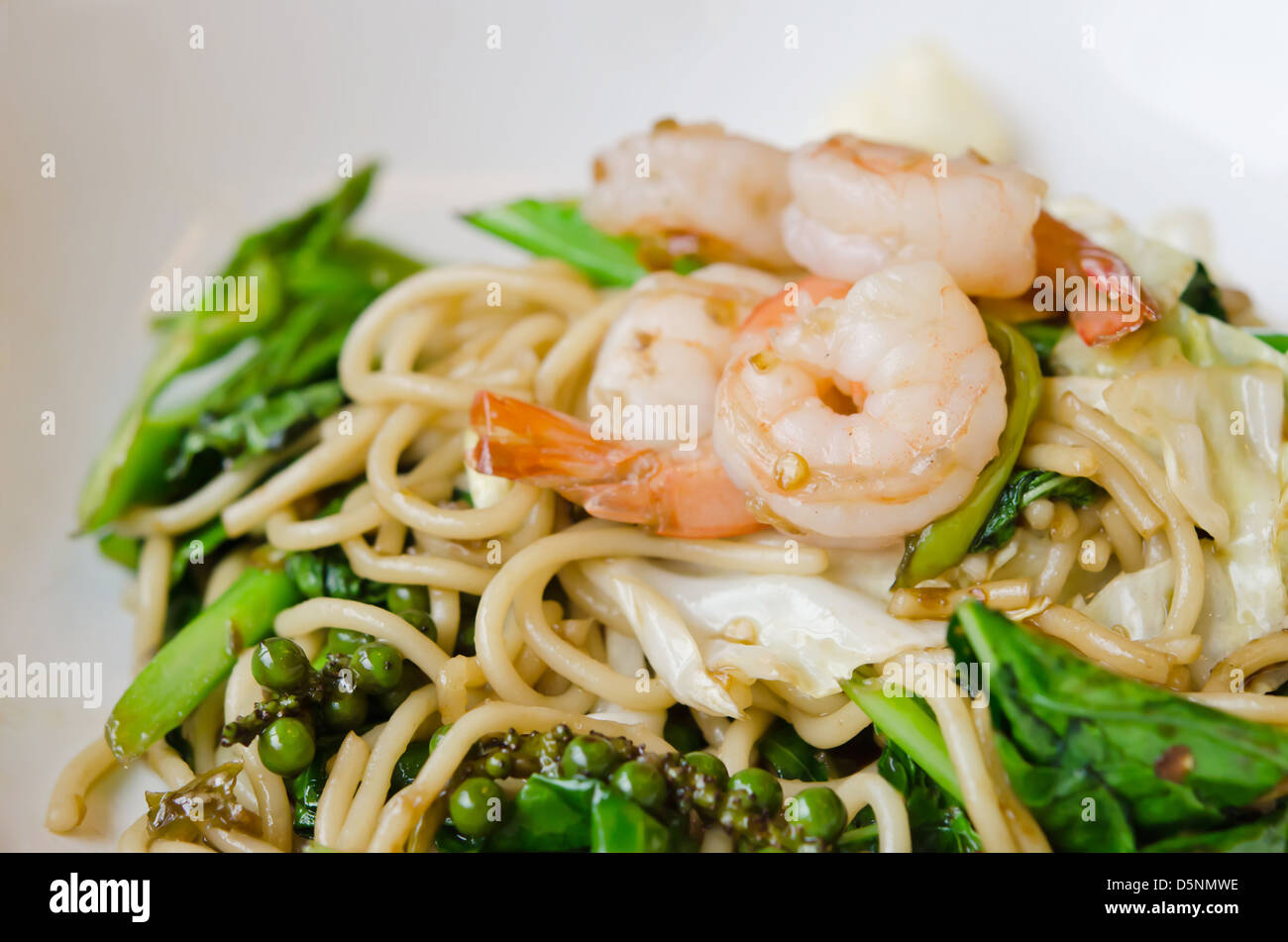 Spaghetti aux crevettes et légumes mélange épicé Banque D'Images