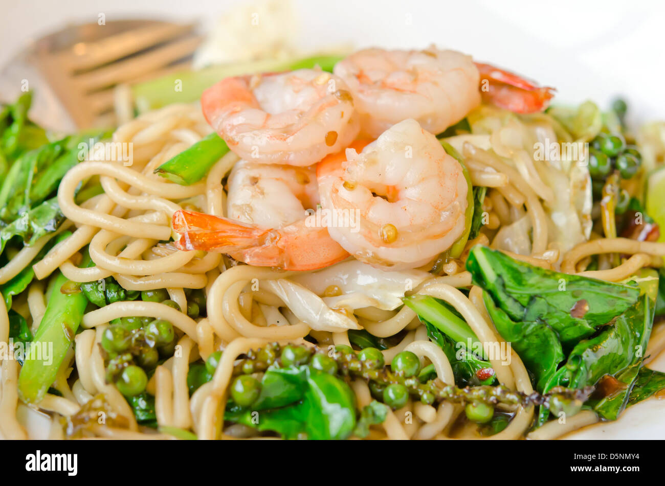 Close up spaghetti aux crevettes et légumes Mélange de fruits de mer épicés , Banque D'Images
