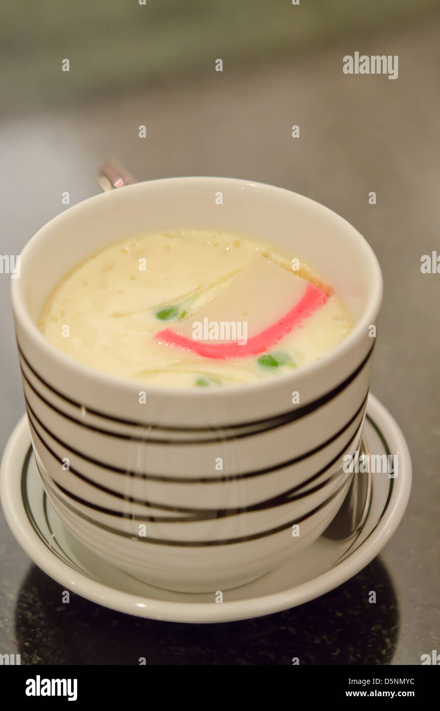 Vapeur chinois avec des oeufs dans un bol de légumes et champignons Banque D'Images