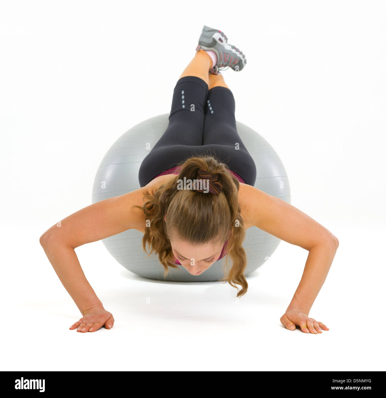 Jeune femme Fitness faire poussez se lève sur fitness ball Banque D'Images