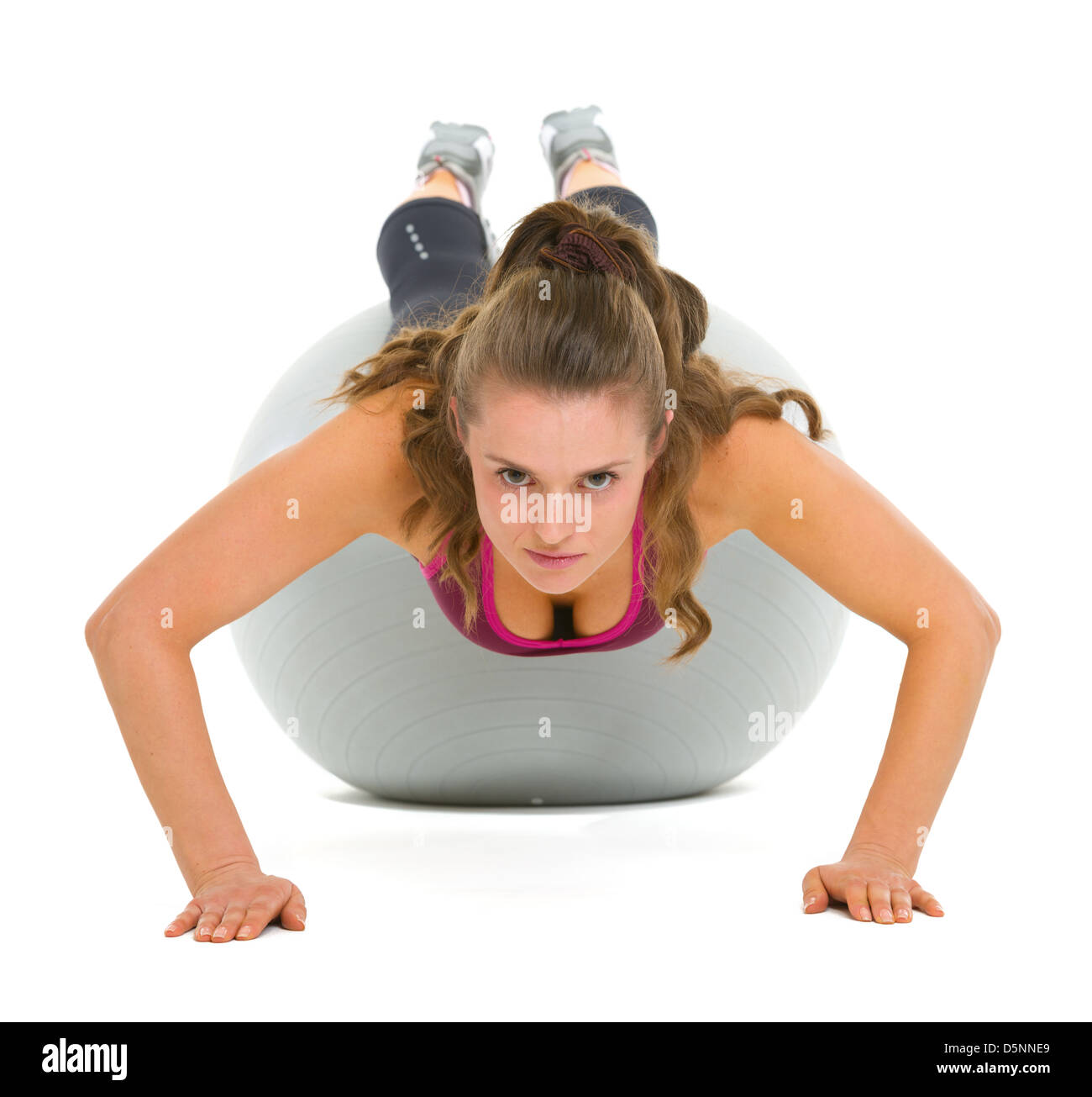 Jeune femme Fitness faire poussez se lève sur fitness ball Banque D'Images