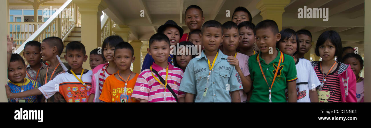 Une photo de groupe des enfants de l'école d'Asie sur une journée voyage Banque D'Images
