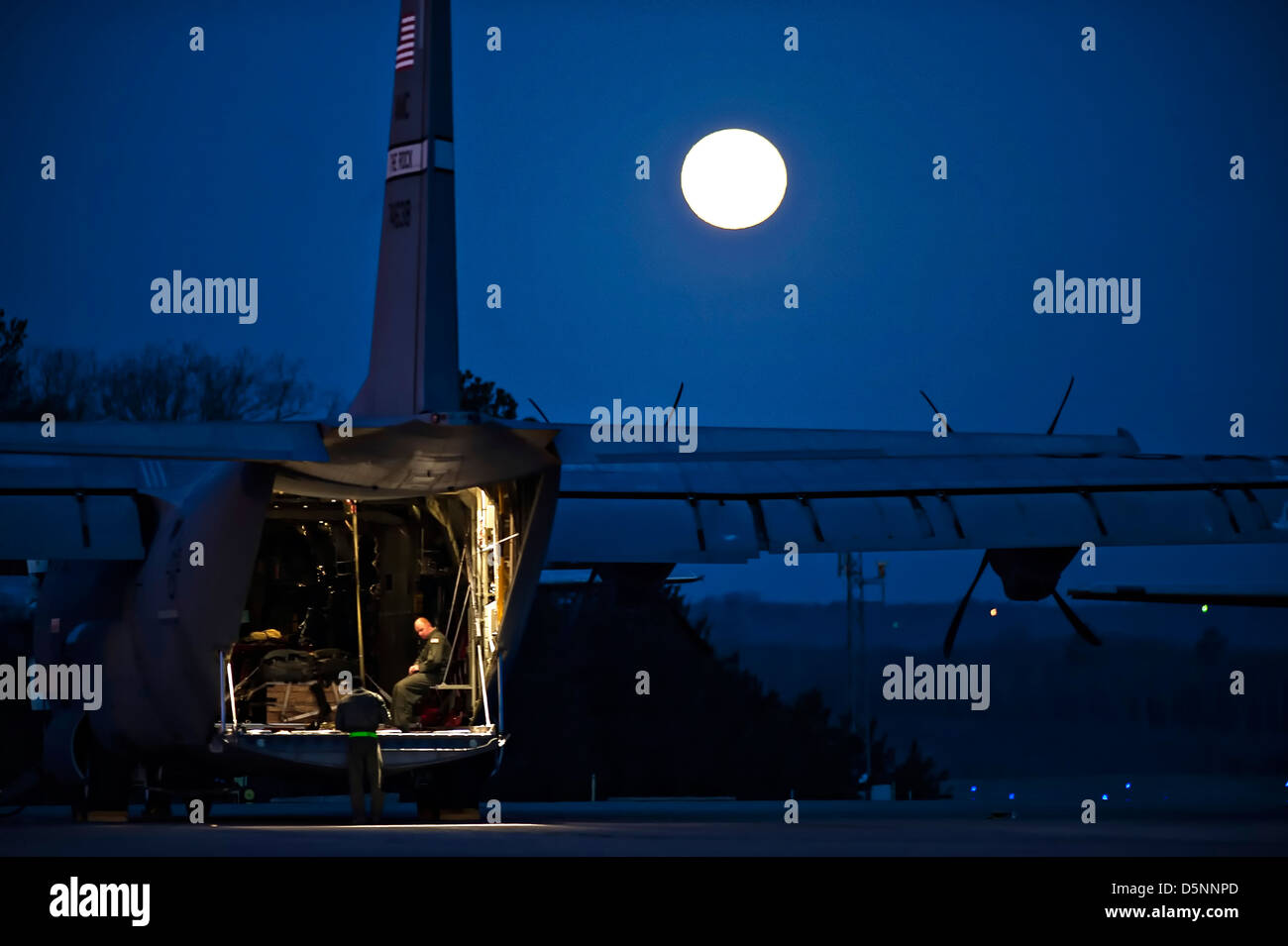 L'Aviateur de l'US Air Force se trouve à l'arrière d'un C-130J Hercules cargo) à la pleine lune le 27 mars 2013 à la base aérienne de Little Rock, Arkansas. Banque D'Images