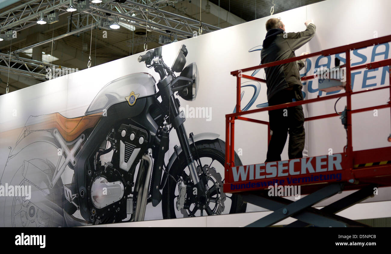 Un travailleur met en place le stand de Dassault Systèmes à la Foire de Hanovre à Hanovre, Allemagne, 06 avril 2013. Le plus grand salon de l'industrie accueillera environ 6 500 exposants de 08 jusqu'au 12 avril 2013. Photo : PETER STEFFEN Banque D'Images