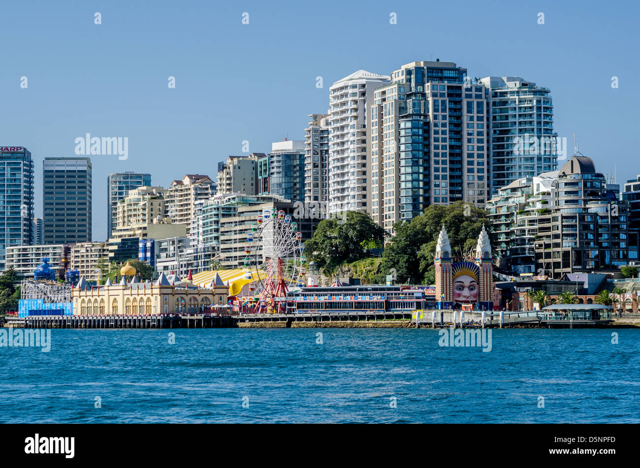 Le Luna Park fun fair, il est entouré par les North Sydney quartier financier. Banque D'Images