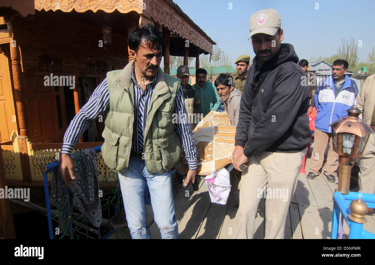 Cachemire, Inde. 6e avril 2013. Police indienne transportant le cadavre de la femme Sarah Elizabeth, 24 ans, a été assassiné par une touriste néerlandaise David Richard l'intérieur d'une maison bateau dans Srinagarâ€™Dal Lake. La capitale d'été du Cachemire indien le 04/06/2013. La Police indienne a arrêté le touriste néerlandaise ultérieurement à partir de l'Afrique du Cachemire Qazi gund secteur 75 kms de Srinagar quand il se sentait vallée du Cachemire après avoir commis le crime, le samedi matin. .Photo/Altaf Zargar/Zuma Press (crédit Image : © Altaf Zargar/ZUMAPRESS.com/Alamy Live News) Banque D'Images