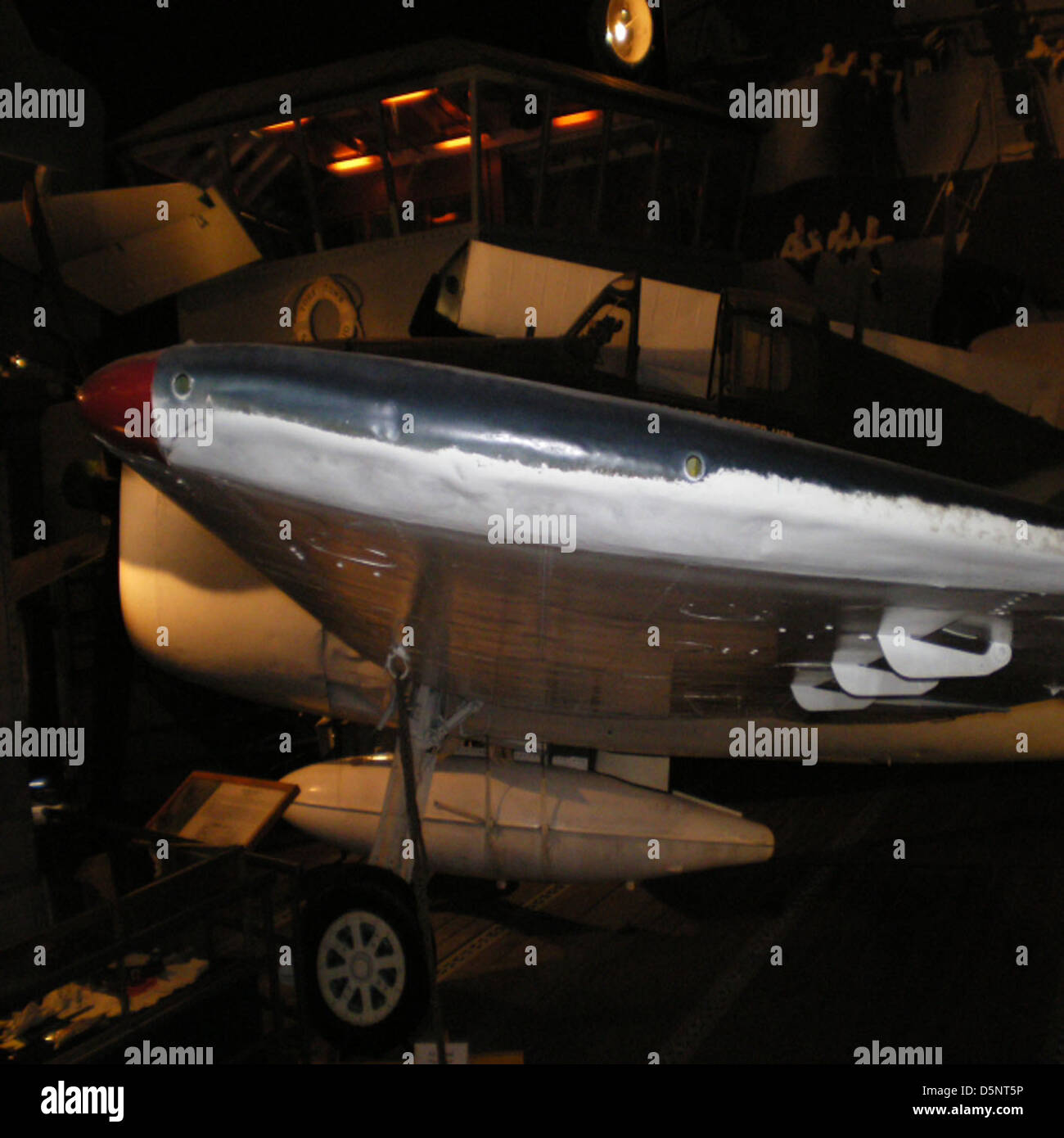 Le Grumman F6F Hellcat, un avion de chasse à porte-avions, a été un élément essentiel de la flotte de la marine américaine pendant la seconde Guerre mondiale. Le modèle F51a, présenté à Balboa Park, San Diego, a contribué aux victoires navales. Banque D'Images