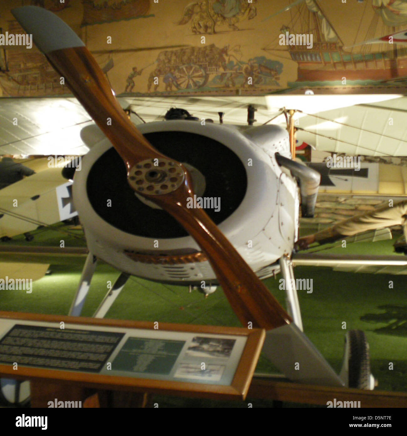 Le SPAD VII, un biplan français utilisé pendant la première Guerre mondiale, est représenté ici à Balboa Park à San Diego. L'avion fait partie de la collection d'objets historiques de l'aviation du San Diego Air and Space Museum. Banque D'Images