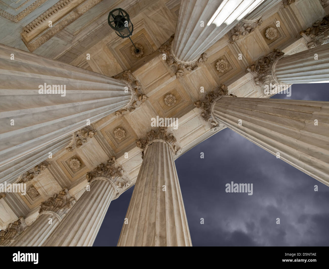 Bâtiment de la Cour suprême des États-Unis avec ciel de tempête à Washington DC. Banque D'Images
