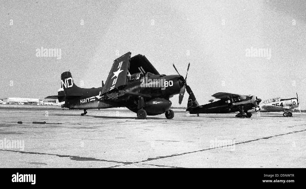 Le Douglas AD-4W est une variante de l'AD-4 Skyraider, équipé pour les opérations aéroportées d'alerte précoce (AEW). Cet avion a été utilisé par la marine américaine pour la surveillance et les opérations radar au cours des années 1950 et 1960 Banque D'Images