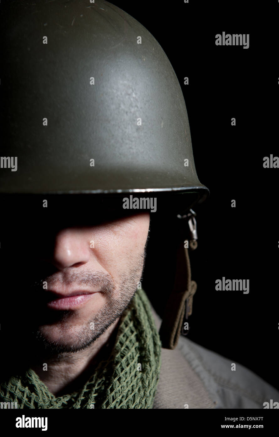 Portrait d'un WW2 soldat américain dans l'ombre profonde d'un fond noir. Banque D'Images