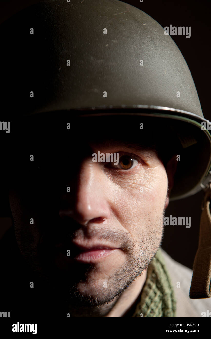 Portrait d'un WW2 soldat américain dans l'ombre profonde d'un fond noir. Banque D'Images
