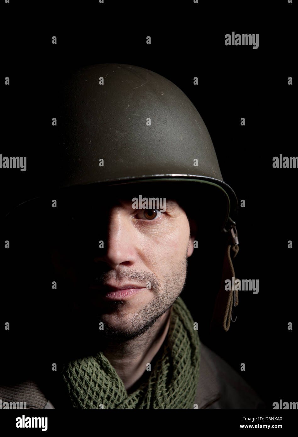 Portrait d'un WW2 soldat américain dans l'ombre profonde d'un fond noir. Banque D'Images