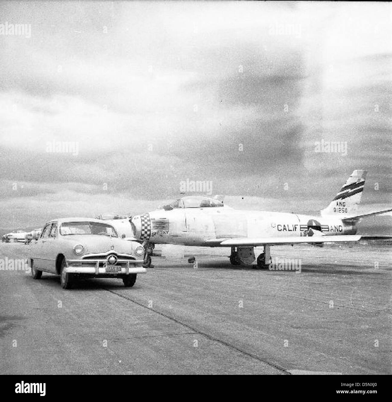 Le North American F-86A Sabre, numéro de série 49-1250, fut un avion clé de la guerre de Corée. Cet exemple, qui fait partie de la California Air National Guard (CA ANG), reflète le rôle important du F-86 dans le combat à réaction et la supériorité aérienne au cours des années 1950 Banque D'Images