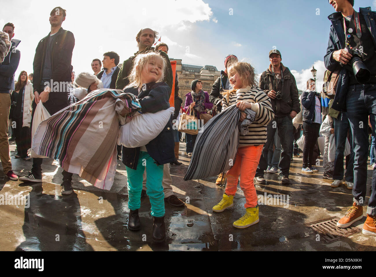 London, UK 6 Avril 2013 Les enfants inscrivez-vous à la lutte à la London leg of International Pillow Fight day qui aura lieu à Trafalgar Square. Credit : martyn wheatley / Alamy Live News Banque D'Images