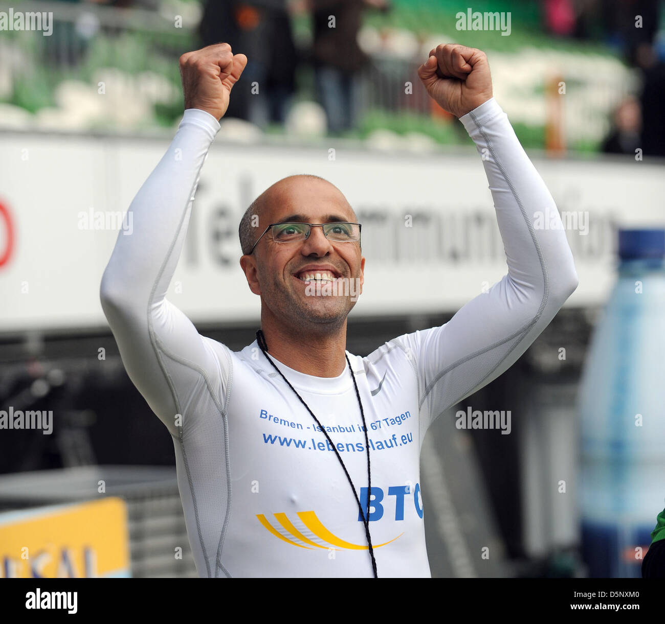 Emin da Silva commence une tournée marathon qui va durer 67 jours et couvrir 2 800 km d'Istanbul durant la Bundesliga match de football entre le Werder Brême et le FC Schalke 04 au stade Weser à Brême, Allemagne, 06 avril 2013. Photo : CARMEN JASPERSEN (ATTENTION : EMBARGO SUR LES CONDITIONS ! Le LDF permet la poursuite de l'utilisation de jusqu'à 15 photos uniquement (pas de photos ou vidéo-sequntial série similaire d'images admis) via internet et les médias en ligne pendant le match (y compris la mi-temps), prises à partir de l'intérieur du stade et/ou avant le début du match. Le LDF permet la libre transmiss Banque D'Images Emin da Silva commence une tournée marathon qui va durer 67 jours et couvrir 2 800 km d'Istanbul durant la Bundesliga match de football entre le Werder Brême et le FC Schalke 04 au stade Weser à Brême, Allemagne, 06 avril 2013. Photo : CARMEN JASPERSEN (ATTENTION : EMBARGO SUR LES CONDITIONS ! Le LDF permet la poursuite de l'utilisation de jusqu'à 15 photos uniquement (pas de photos ou vidéo-sequntial série similaire d'images admis) via internet et les médias en ligne pendant le match (y compris la mi-temps), prises à partir de l'intérieur du stade et/ou avant le début du match. Le LDF permet la libre transmiss Banque D'Images