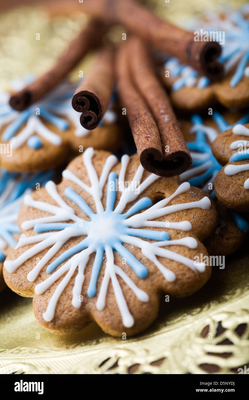 Gingerbread cookies décorés de blanc et bleu Banque D'Images