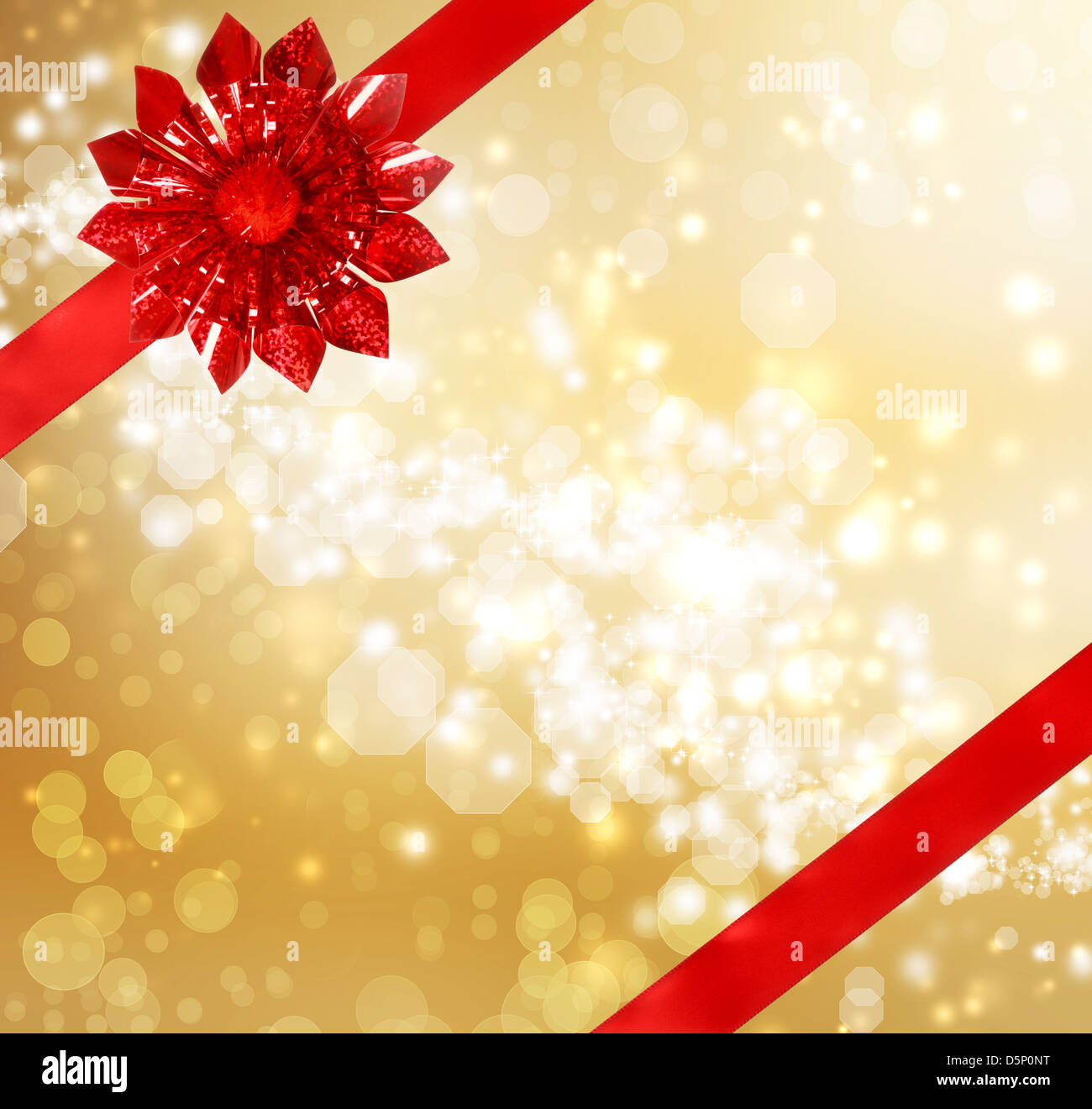 Arc rouge et ruban avec lumières fond flou d'Or Banque D'Images