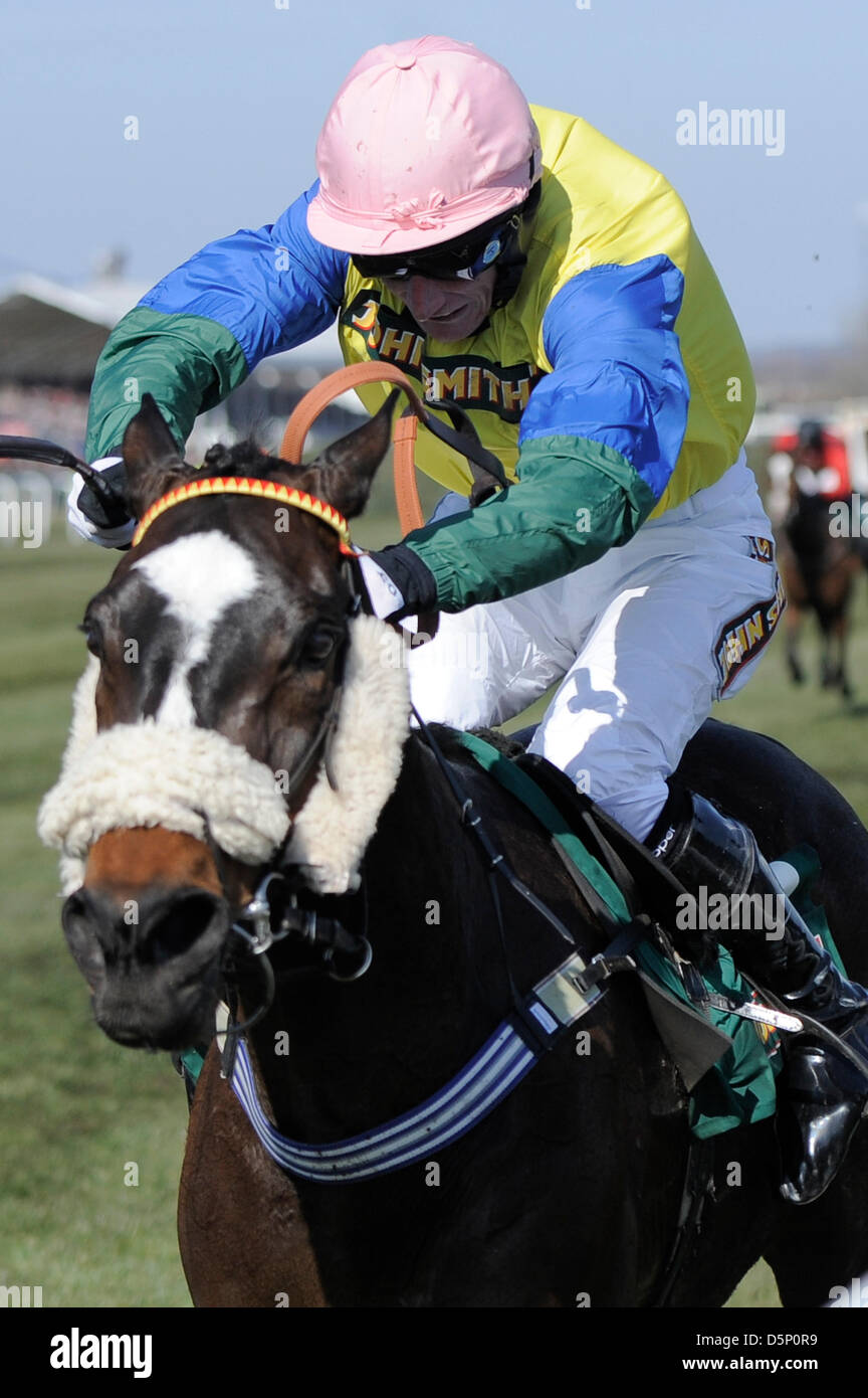 Trois petits bonhommes, Royaume-Uni. 6e avril 2013. Le Grand Festival National. John Smith's Liverpool obstacle. Monté par groupe de combat D'UN Jacob sur la façon de gagner la course. Credit : Action Plus de Sports / Alamy Live News Banque D'Images