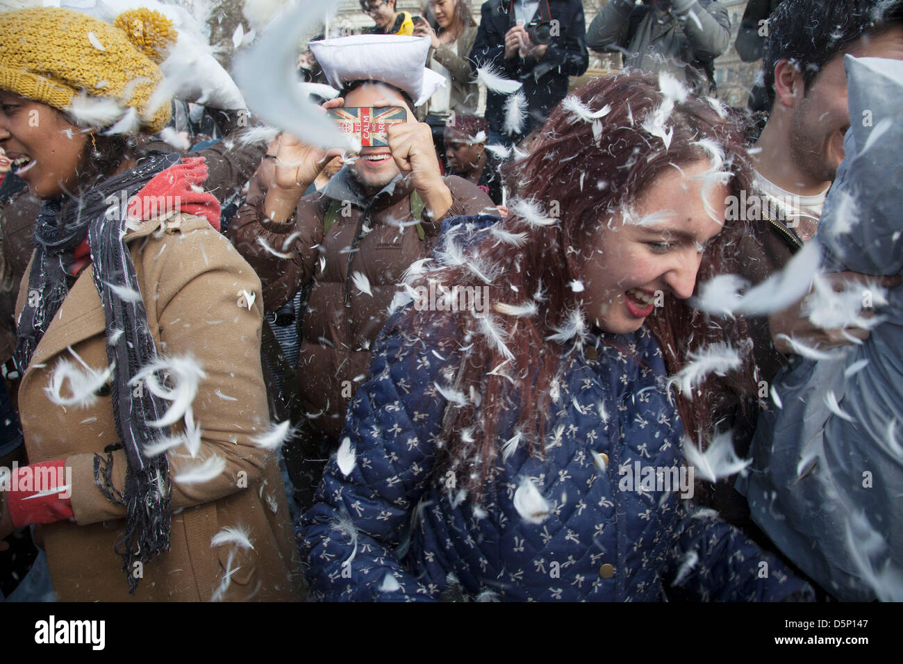 World Pillow Fight Day à Londres, au Royaume-Uni. Les gens s'amuser dans le fracas plumeux de masse ayant lieu à Trafalgar Square. Cette flashmob événement est organisé par l'aire de circulation urbaine. Un oreiller lutte flash mob est un phénomène social de flash mobbing et partage de nombreuses caractéristiques d'une culture de la confiture. Banque D'Images