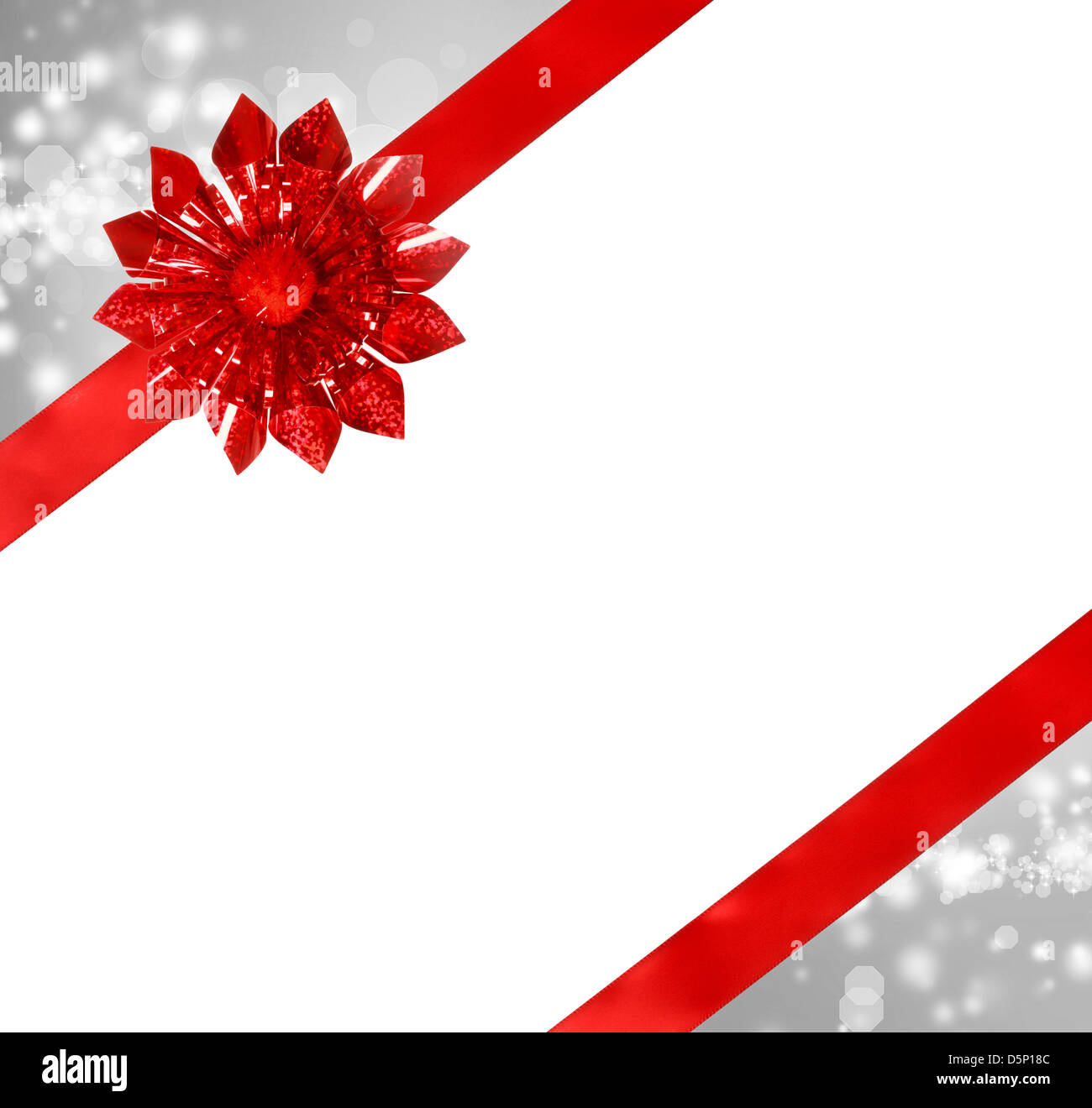 Arc rouge et argent avec ruban Abstract Lights et Fond blanc Banque D'Images