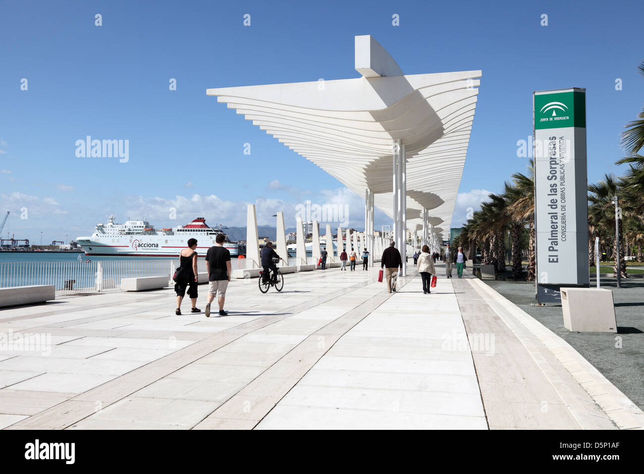 Promenade avec une pergola à Muelle Uno dans le port de Malaga, Andalousie Espagne Banque D'Images