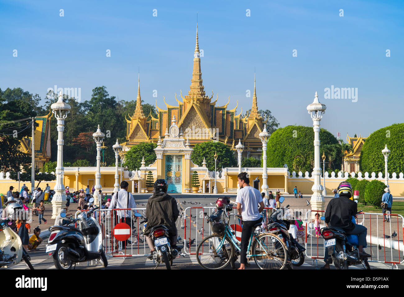 Vue à l'espace public à l'extérieur du Palais Royal du Cambodge Banque D'Images