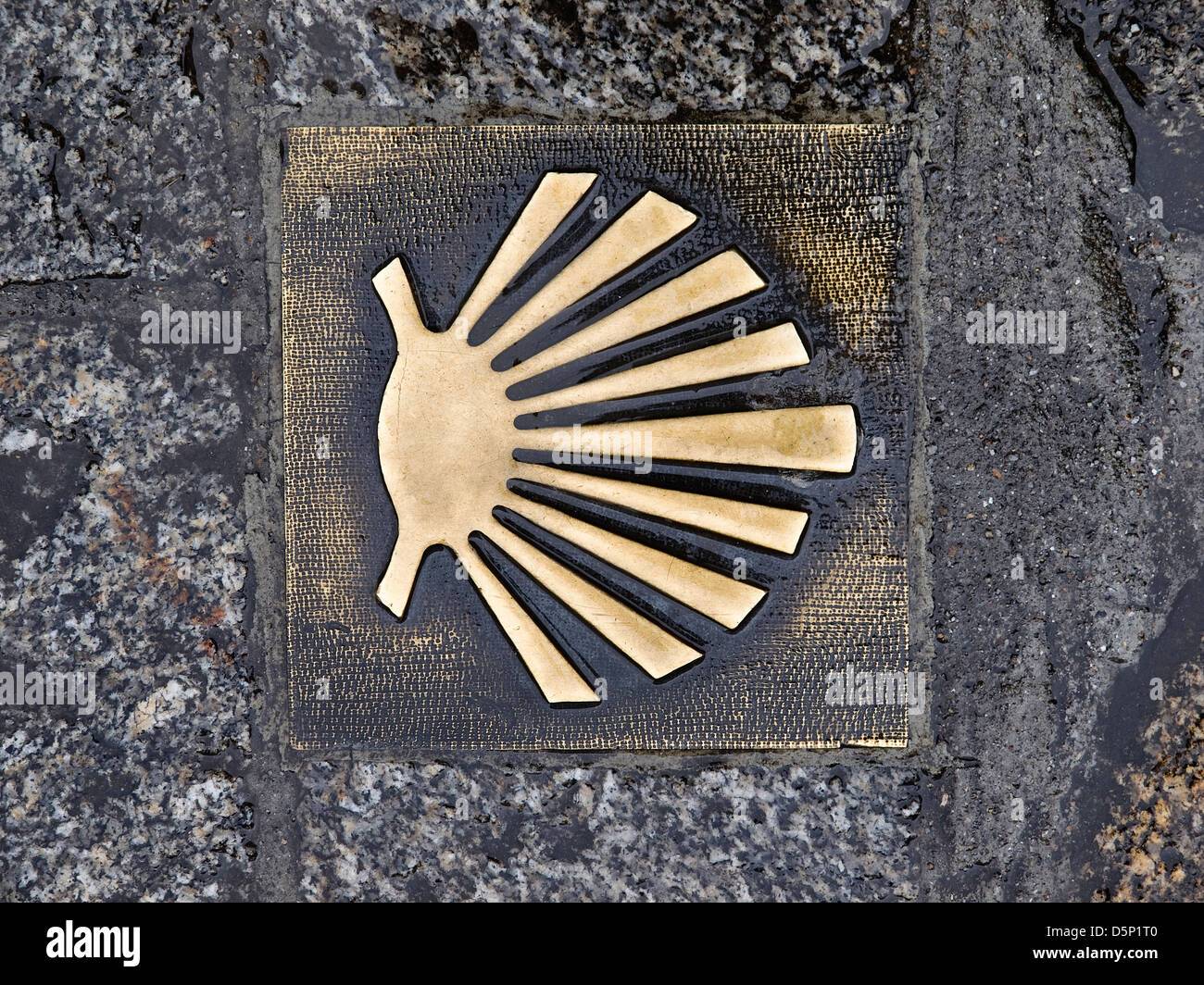 Coquille de pèlerin (Venera) dans le chemin de Saint Jacques de Compostelle. Il s'agit d'un Coquille de pèlerin (Venera) dans le chemin de Saint Jacques de Compostelle. Il s'agit d'un