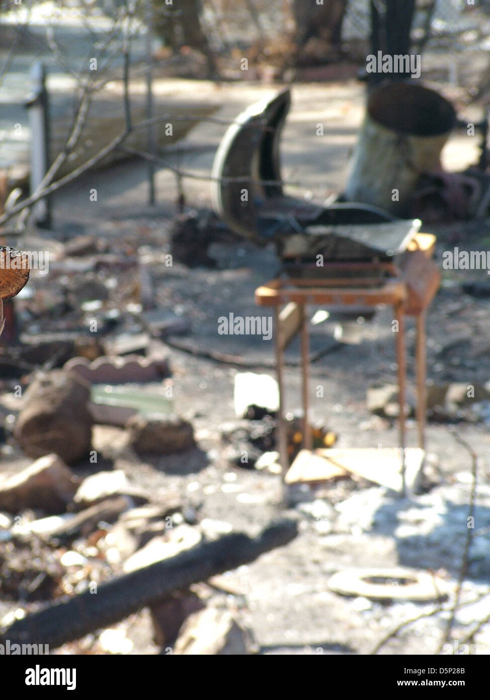 Cette image montre un canot Salish côtier en Californie, avec un accent sur la surveillance de la qualité de l'eau. Le Département des ressources en eau de Californie utilise cette méthode pour évaluer les conditions environnementales affectées par les feux de forêt dans la région. Banque D'Images