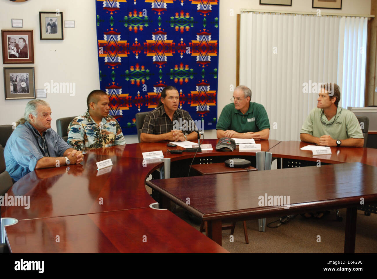 L'image montre un canot, représentant les peuples Salish, utilisé dans une discussion sur la qualité de l'eau. Il met en évidence le lien entre la culture autochtone et la gérance de l'environnement. Banque D'Images
